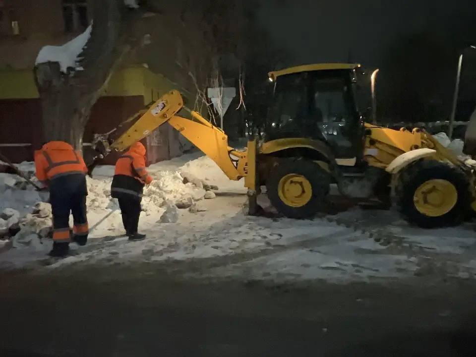 В течение ночи коммунальные службы города устраняли последствия снегопада В течение ночи коммунальные службы города устраняли последствия снегопада