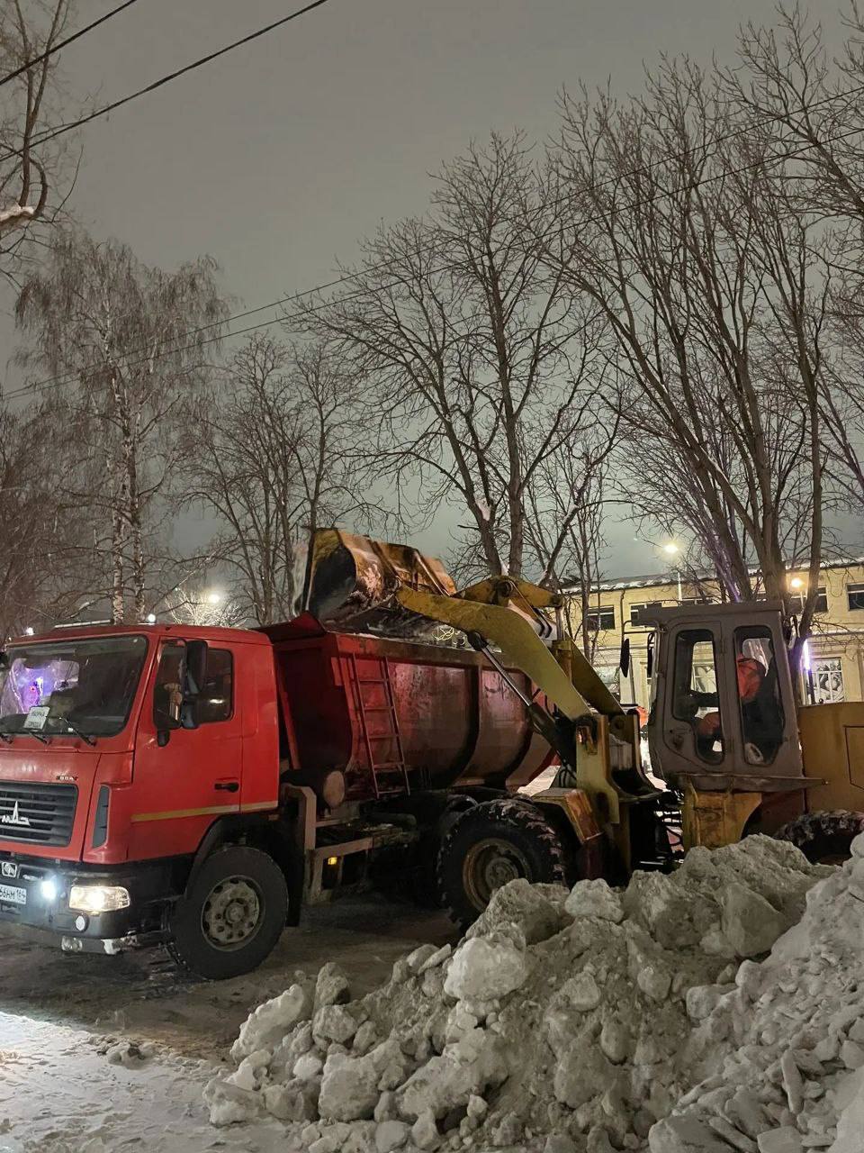 В течение ночи коммунальные службы города устраняли последствия снегопада В течение ночи коммунальные службы города устраняли последствия снегопада