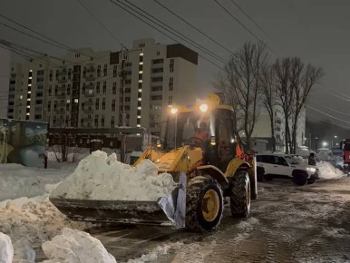 В городе продолжаются плановые работы по уборке снега и наледи