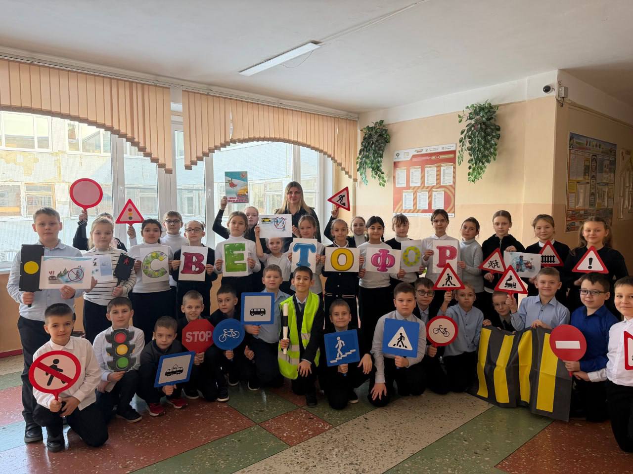 В Саратове рамках «Единой недели безопасности дорожного движения» госавтоинспекторы организовали и провели мероприятия для школьников В Саратове рамках «Единой недели безопасности дорожного движения» госавтоинспекторы организовали и провели мероприятия для школьников