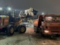 В течение ночи коммунальные службы города устраняли последствия снегопада