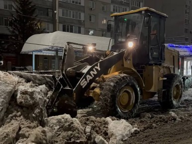 В городе продолжаются плановые работы по уборке снега и наледи