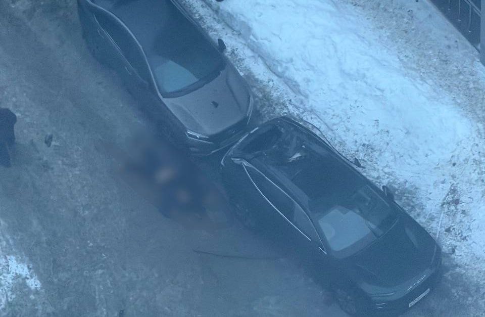 В ЖК «Ямайка» мужчина упал на автомобиль и погиб