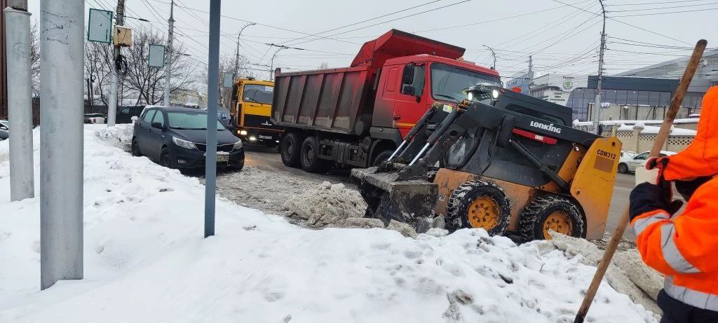 В снег и дождь дорожники продолжают работы на автотрассах области В снег и дождь дорожники продолжают работы на автотрассах области