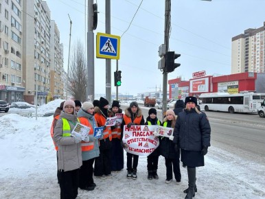 Полицейские и ЮИДовцы школы «Аврора» призвали участников дорожного движения пристегиваться