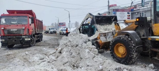 В снег и дождь дорожники продолжают работы на автотрассах области