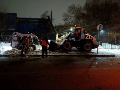 В городе продолжаются плановые работы по уборке снега и наледи