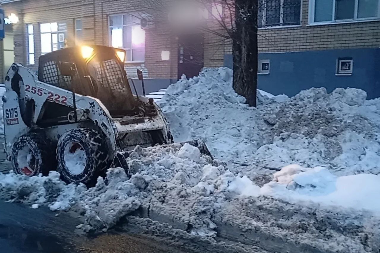 В городе продолжаются плановые работы по уборке снега и наледи В городе продолжаются плановые работы по уборке снега и наледи