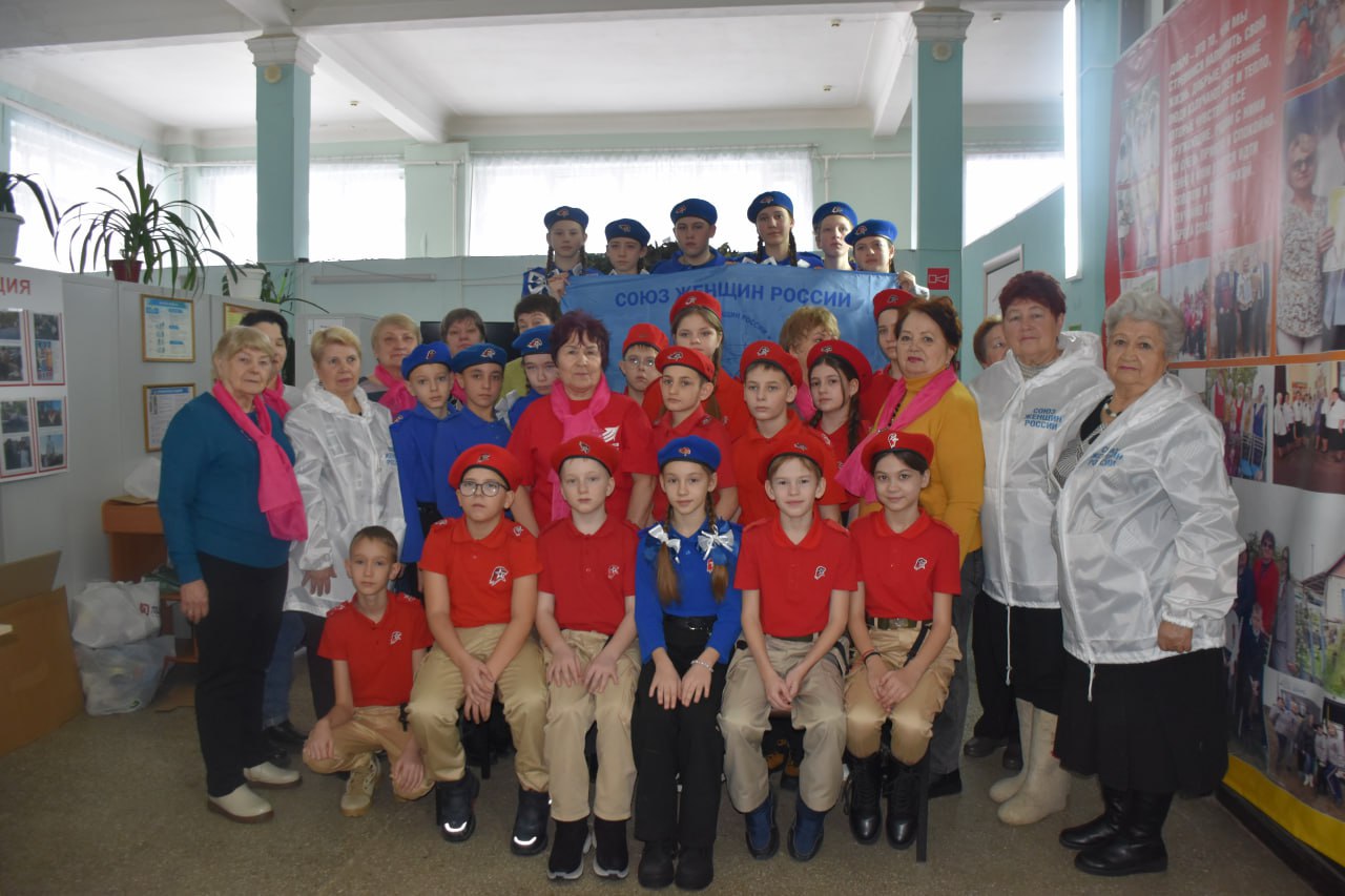 Письма, «сухой» душ и блиндажные свечи подготовили «серебряные» и юные волонтеры участникам СВО Письма, «сухой» душ и блиндажные свечи подготовили «серебряные» и юные волонтеры участникам СВО