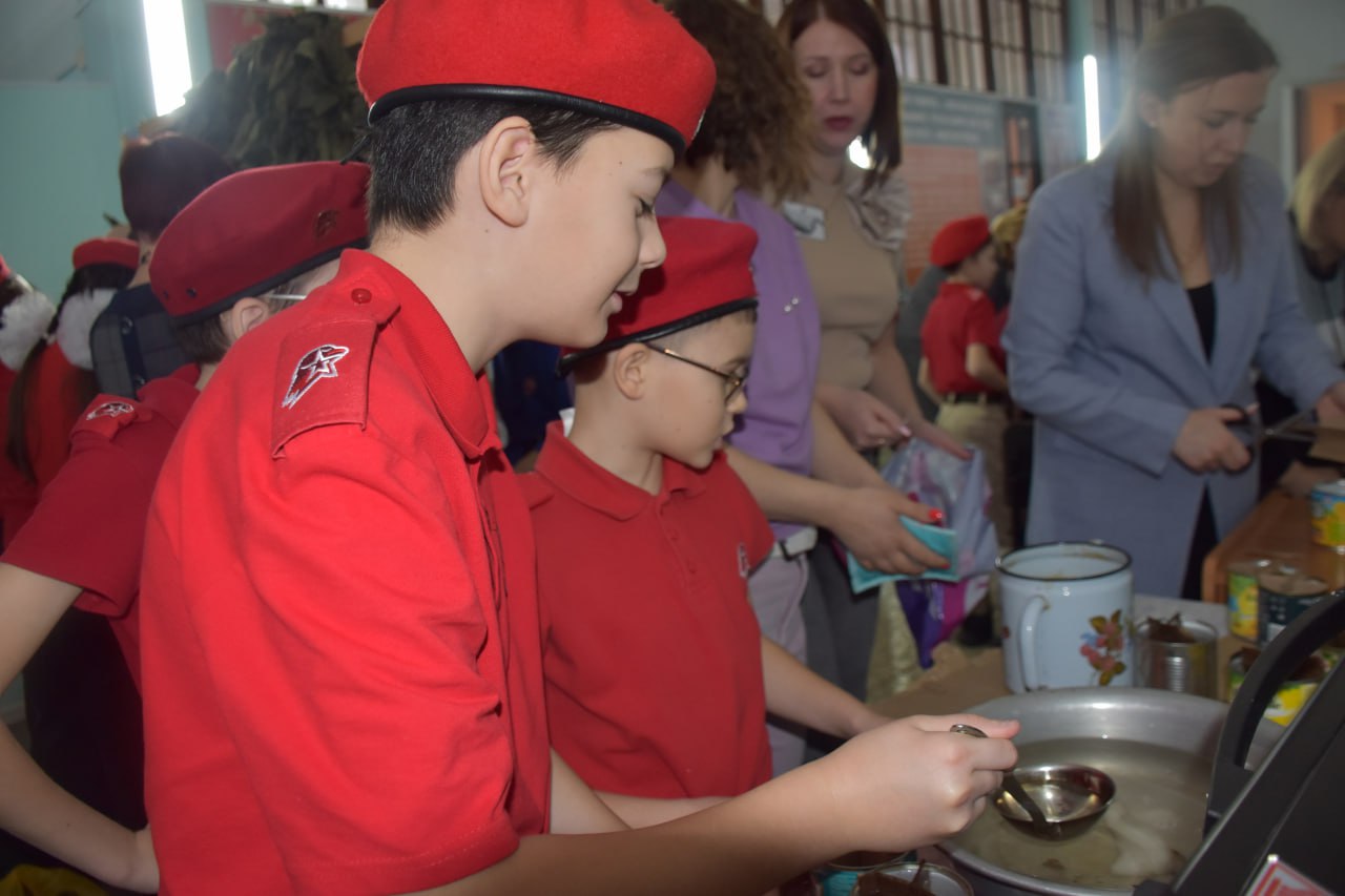 Письма, «сухой» душ и блиндажные свечи подготовили «серебряные» и юные волонтеры участникам СВО