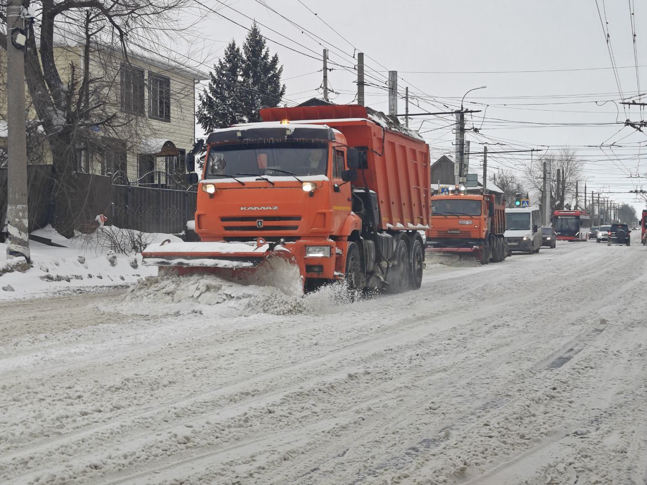 «Комбинат благоустройства» продолжает уборку снега в городе Балаково