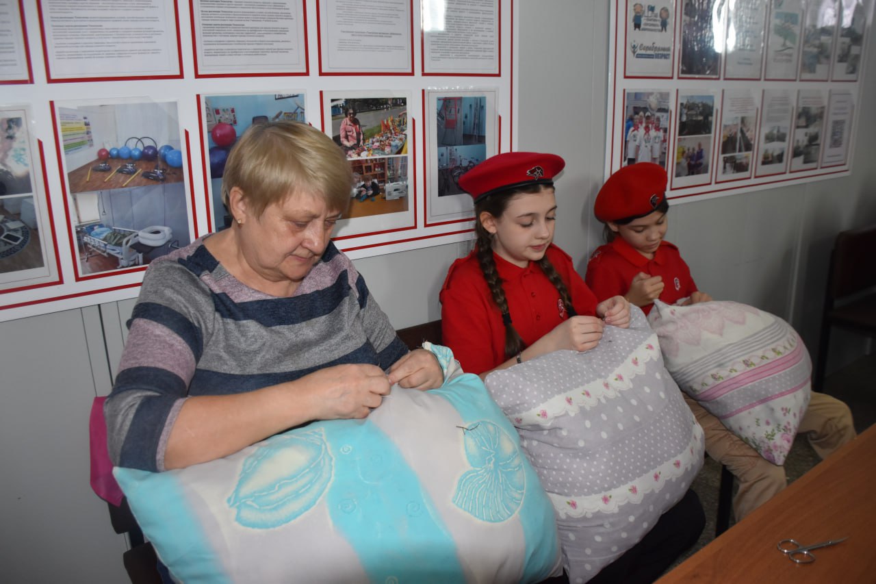 Письма, «сухой» душ и блиндажные свечи подготовили «серебряные» и юные волонтеры участникам СВО Письма, «сухой» душ и блиндажные свечи подготовили «серебряные» и юные волонтеры участникам СВО