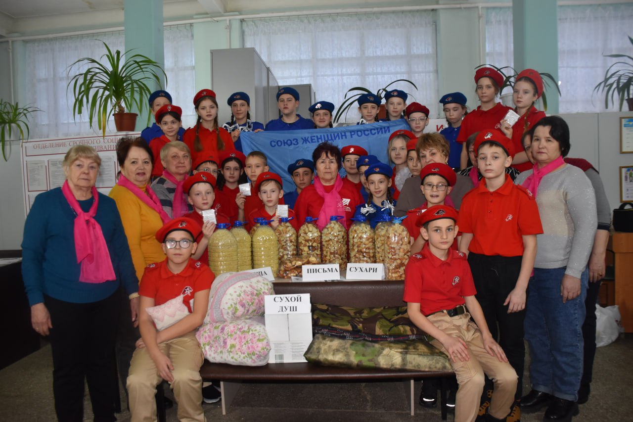 Письма, «сухой» душ и блиндажные свечи подготовили «серебряные» и юные волонтеры участникам СВО Письма, «сухой» душ и блиндажные свечи подготовили «серебряные» и юные волонтеры участникам СВО