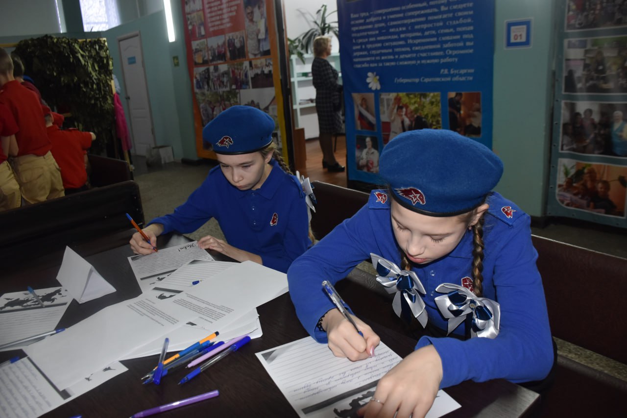 Письма, «сухой» душ и блиндажные свечи подготовили «серебряные» и юные волонтеры участникам СВО Письма, «сухой» душ и блиндажные свечи подготовили «серебряные» и юные волонтеры участникам СВО