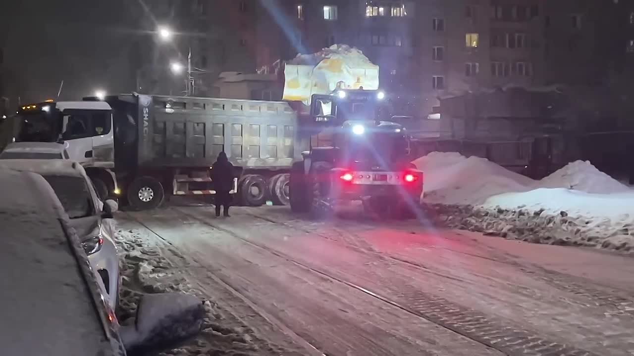 В городе продолжаются плановые работы по уборке снега и наледи