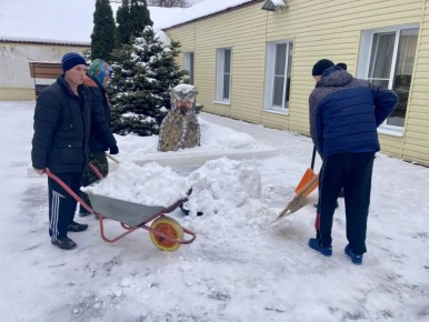Уборка снега, снеговики и катание на лыжах: в социозащитных учреждениях зима находится под контролем