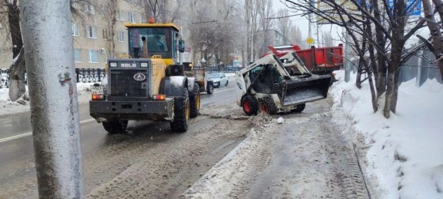 Более 1000 единиц спецтехники борются со снегопадом в Саратовской области