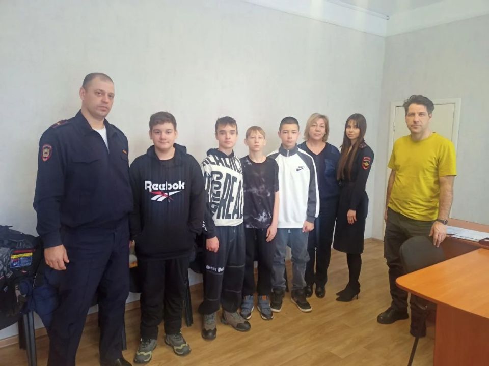 Сотрудники Госавтоинспекции провели беседу с юными конструкторами