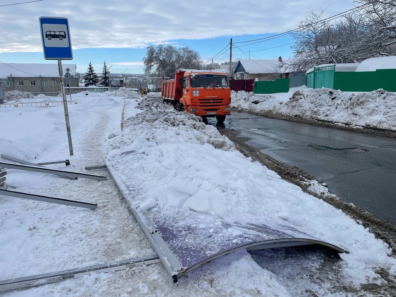 В Саратове возбудили уголовное дело из-за рухнувшей на пенсионерку остановки
