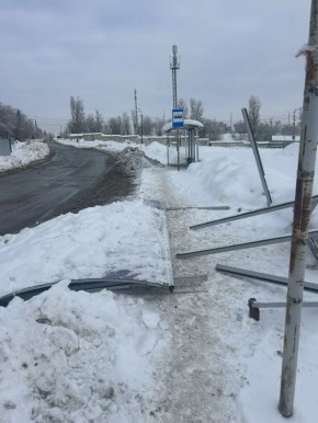 По поручению прокурора Саратовской области Сергея Филипенко прокуратура Заводского района Саратова проводит проверку по факту травмирования женщины на остановке общественного транспорта