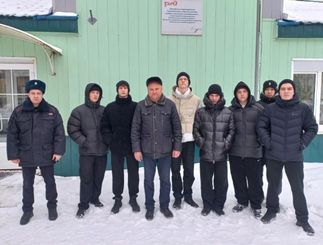 На мероприятии, организованном совместно с Движением Первых, полицейские и общественники в Саратовской области напомнили школьникам о тяжести преступлений на железнодорожном транспорте