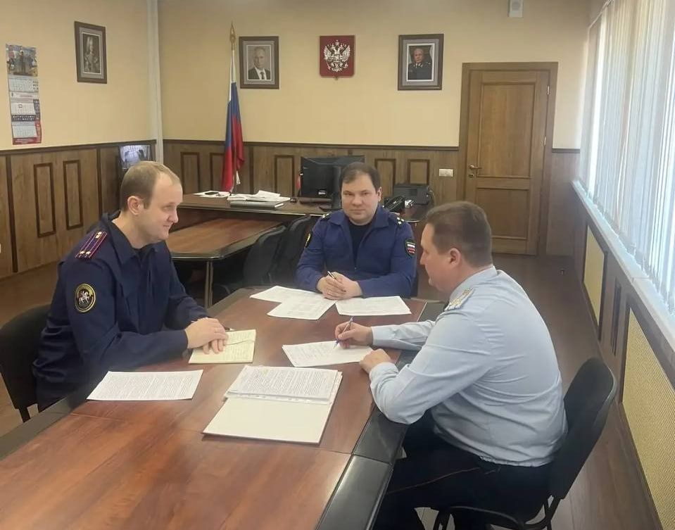 Прокурор города Энгельса Роман Яценко провел рабочую встречу с руководителем СО по г. Энгельс СУ СК РФ по Саратовской области, начальником МУ МВД РФ ,,Энгельсское" Саратовской области по вопросам криминогенной обстановки на...