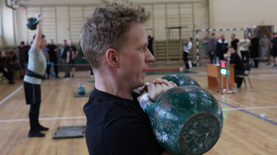 В ГУ МВД России по Саратовской области состоялся чемпионат по гиревому двоеборью