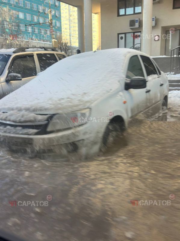 Из-за коммунального ЧП на Дегтярной автомобили во дворах попали в «ледяной плен»