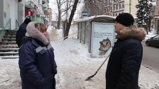 По поручению главы города Михаила Исаева заместитель председателя комитета по ЖКХ Алексей Кишкопаров проконтролировал работы по очистке кровель
