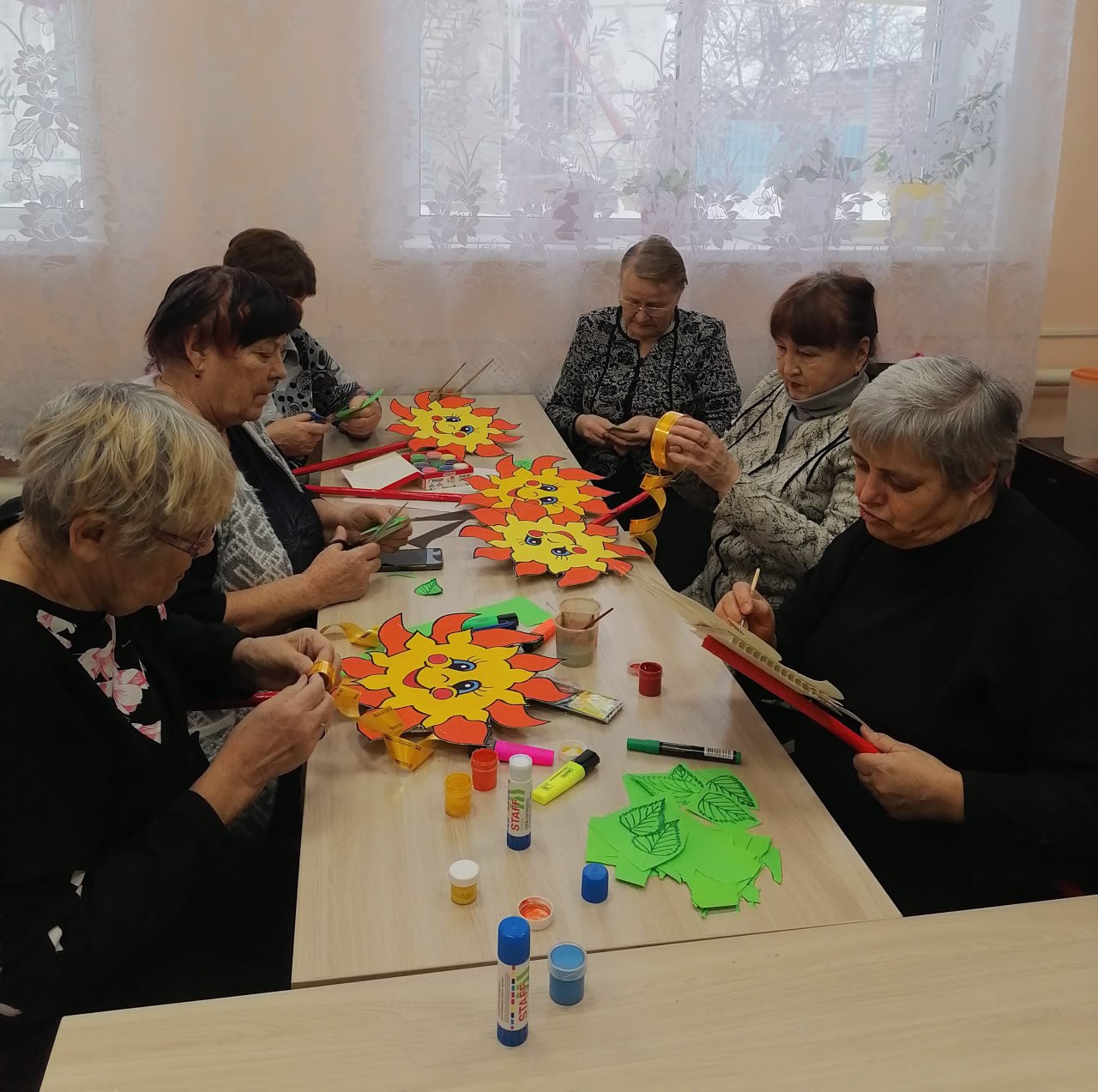 Тепло солнца и рук: творческий процесс в кружке «Мастерицы» Тепло солнца и рук: творческий процесс в кружке «Мастерицы»