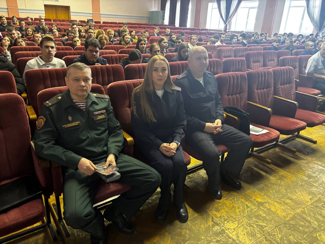 Сотрудники транспортной полиции Саратова провели профилактическое мероприятие со студентами