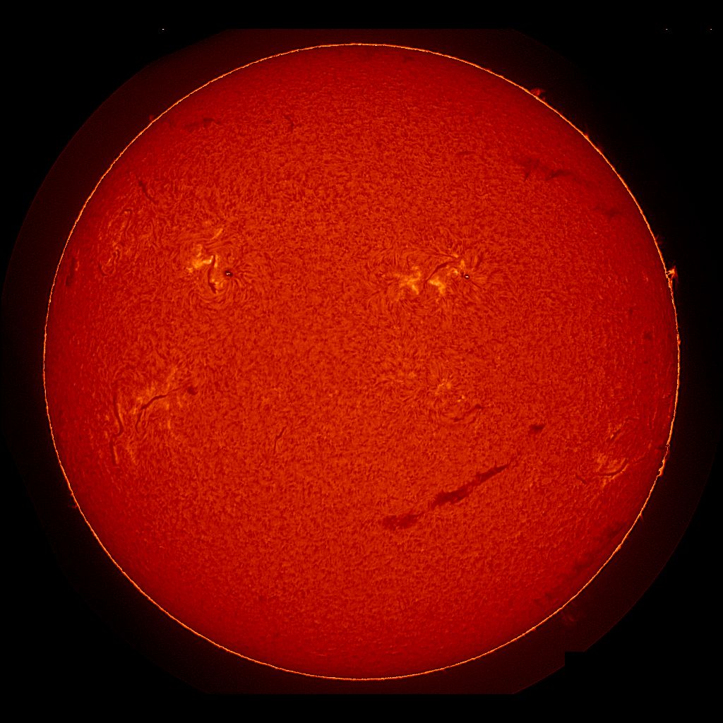 Ученые заметили на Солнце огромный смайлик