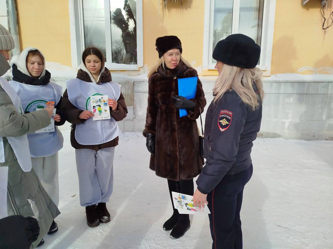 В Вольске сотрудники Госавтоинспекции совместно с общественниками провели акцию «Люби ПДД ради жизни» В Вольске сотрудники Госавтоинспекции совместно с общественниками провели акцию «Люби ПДД ради жизни»