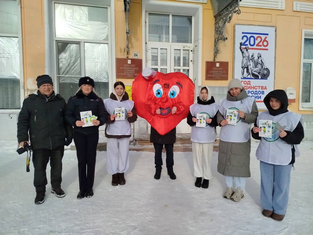 В Вольске сотрудники Госавтоинспекции совместно с общественниками провели акцию «Люби ПДД ради жизни»