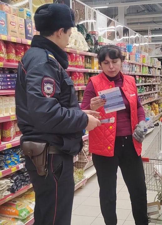 Полицейские продолжают информировать граждан, как противостоять мошенникам Полицейские продолжают информировать граждан, как противостоять мошенникам