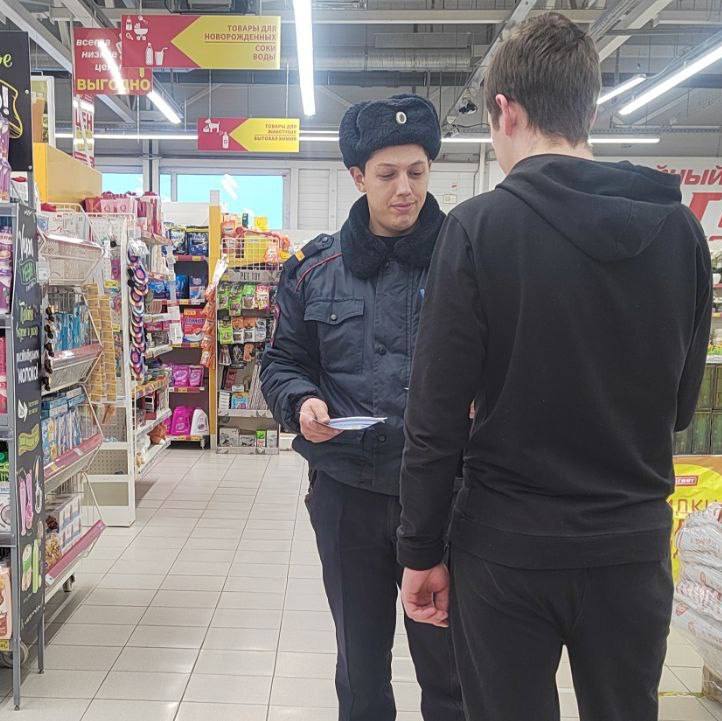 Полицейские продолжают информировать граждан, как противостоять мошенникам Полицейские продолжают информировать граждан, как противостоять мошенникам