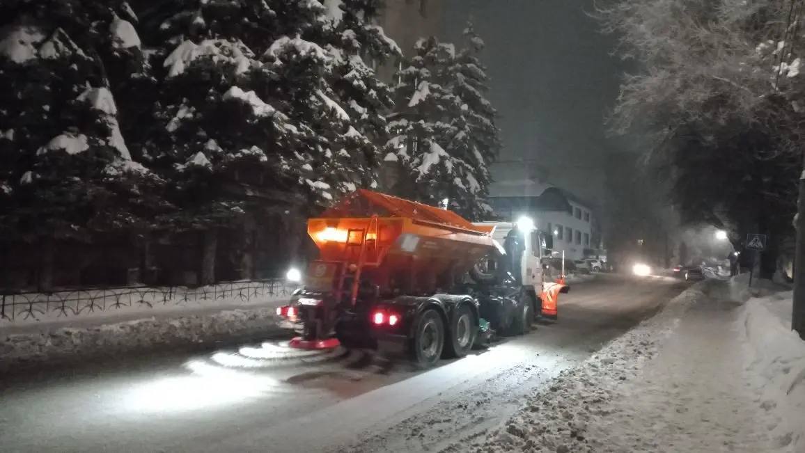 В течение ночи коммунальные службы города проводили работы по уборке снега В течение ночи коммунальные службы города проводили работы по уборке снега