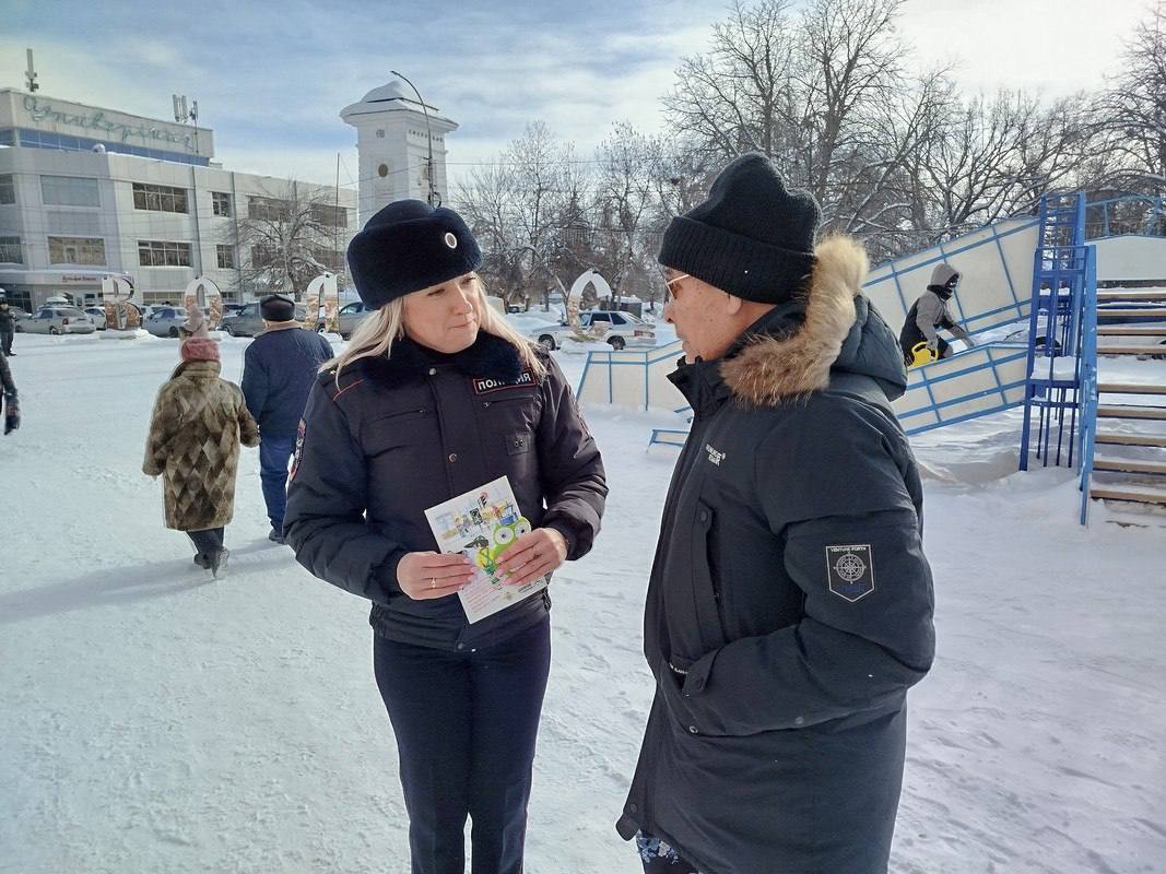 В Вольске сотрудники Госавтоинспекции совместно с общественниками провели акцию «Люби ПДД ради жизни» В Вольске сотрудники Госавтоинспекции совместно с общественниками провели акцию «Люби ПДД ради жизни»