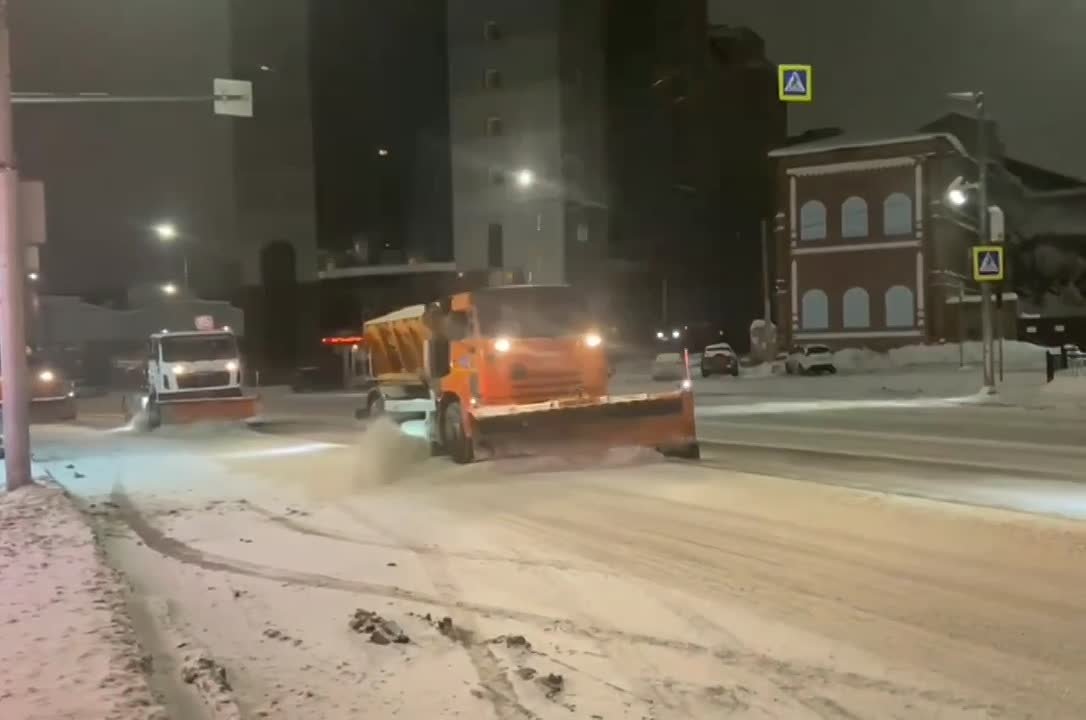 В течение ночи коммунальные службы города проводили работы по уборке снега
