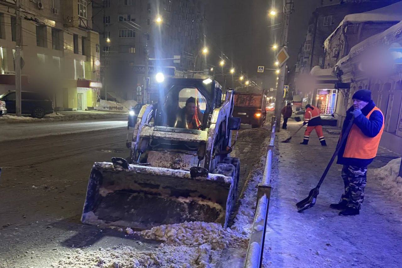 В течение ночи коммунальные службы города проводили работы по уборке снега В течение ночи коммунальные службы города проводили работы по уборке снега