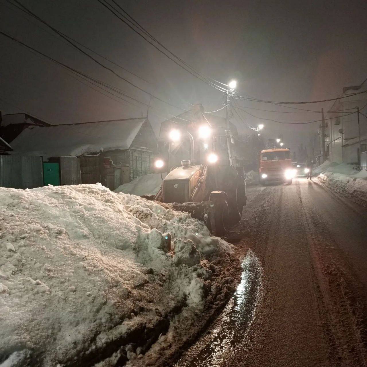 В городе продолжаются плановые работы по уборке снега и наледи В городе продолжаются плановые работы по уборке снега и наледи