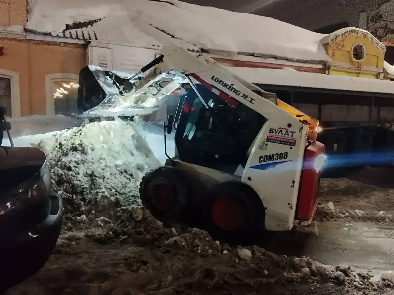 В городе продолжаются плановые работы по уборке снега и наледи В городе продолжаются плановые работы по уборке снега и наледи