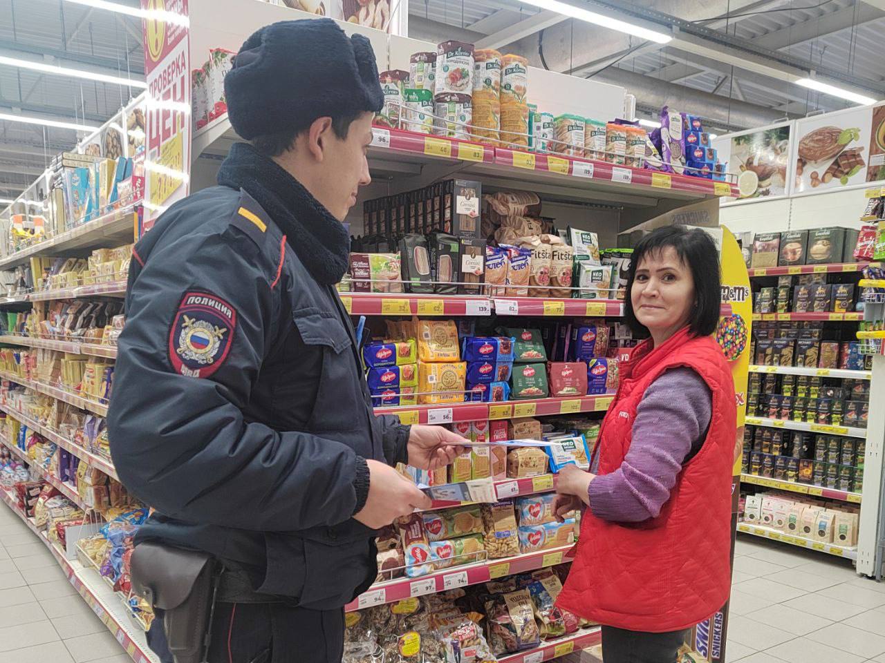 Полицейские продолжают информировать граждан, как противостоять мошенникам