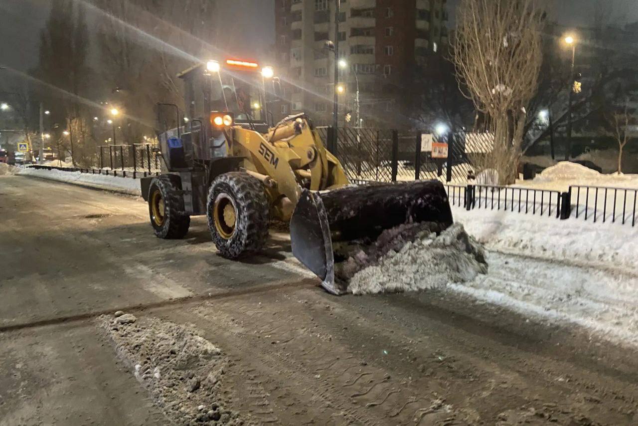 В течение ночи коммунальные службы города проводили работы по уборке снега В течение ночи коммунальные службы города проводили работы по уборке снега