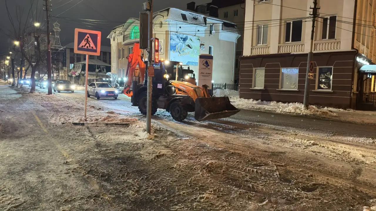 Круглосуточные работы по уборке снега в городе продолжаются Круглосуточные работы по уборке снега в городе продолжаются