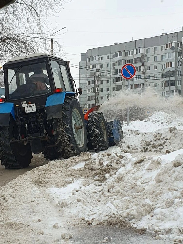 Городские службы продолжают уборку снега Городские службы продолжают уборку снега