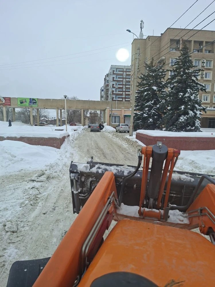 Городские службы продолжают уборку снега Городские службы продолжают уборку снега