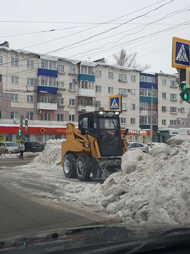 Городские службы продолжают уборку снега Городские службы продолжают уборку снега