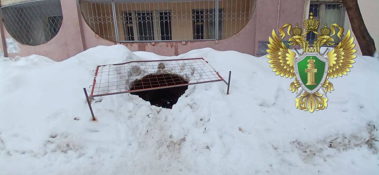 По поручению прокурора Саратовской области Сергея Филипенко прокуратура Октябрьского района Саратова начала проверку информации о падении несовершеннолетнего в канализационный люк