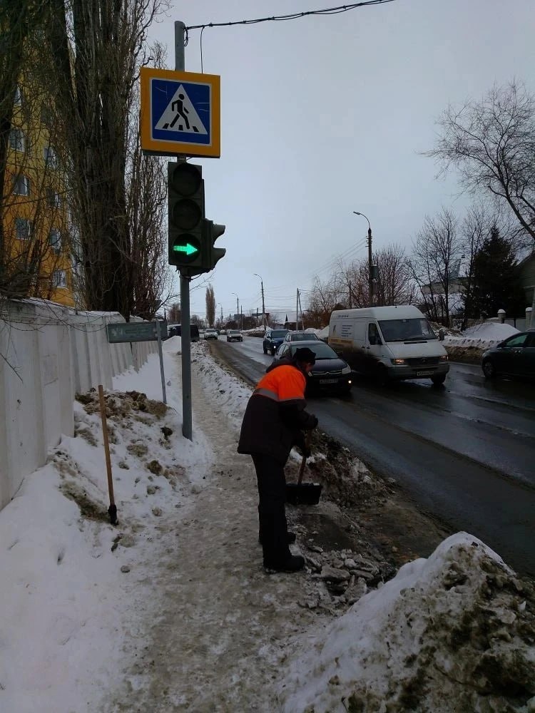 Городские службы продолжают уборку снега Городские службы продолжают уборку снега